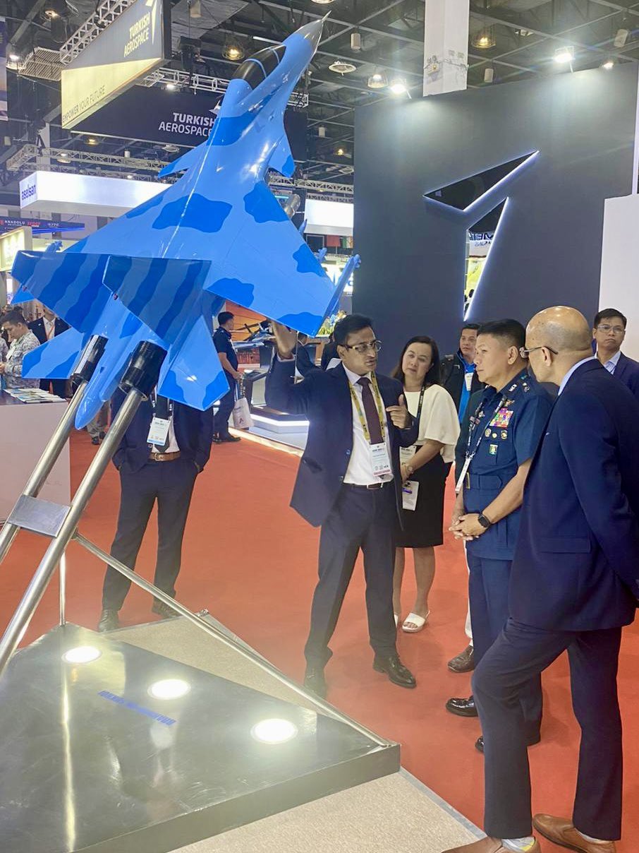 Lt. Gen. Stephen P Parreno, Commanding General, Phillipine Air Force visits BrahMos pavilion during ADAS 2024
